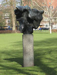 905818 Afbeelding van het bronzen beeldhouwwerk 'Strijdende geesten', van Auke Hettema (1927-2004), in 1968 geplaatst ...